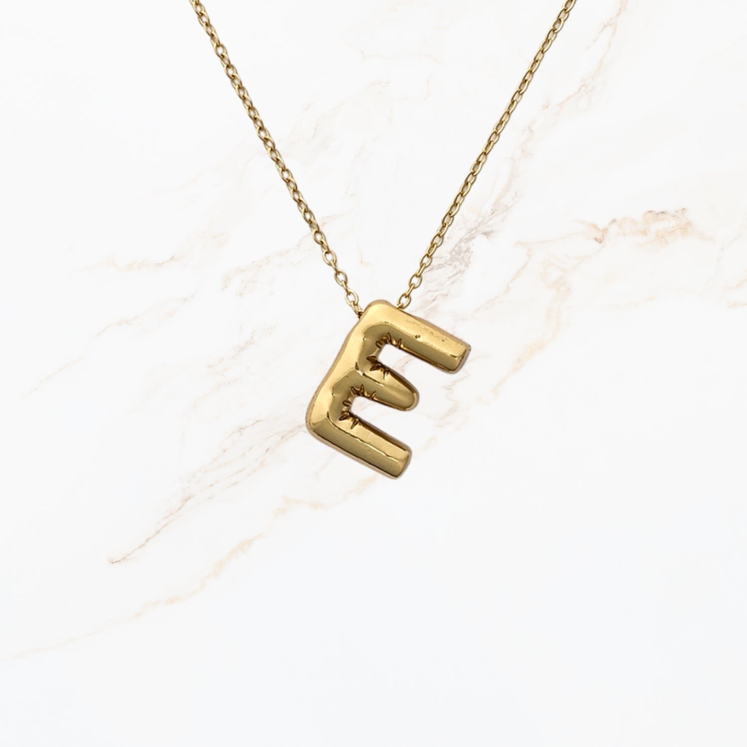 Seyso Initial Glow ketting met goudkleurige initial hanger van stainless steel, minimalistisch en waterproof