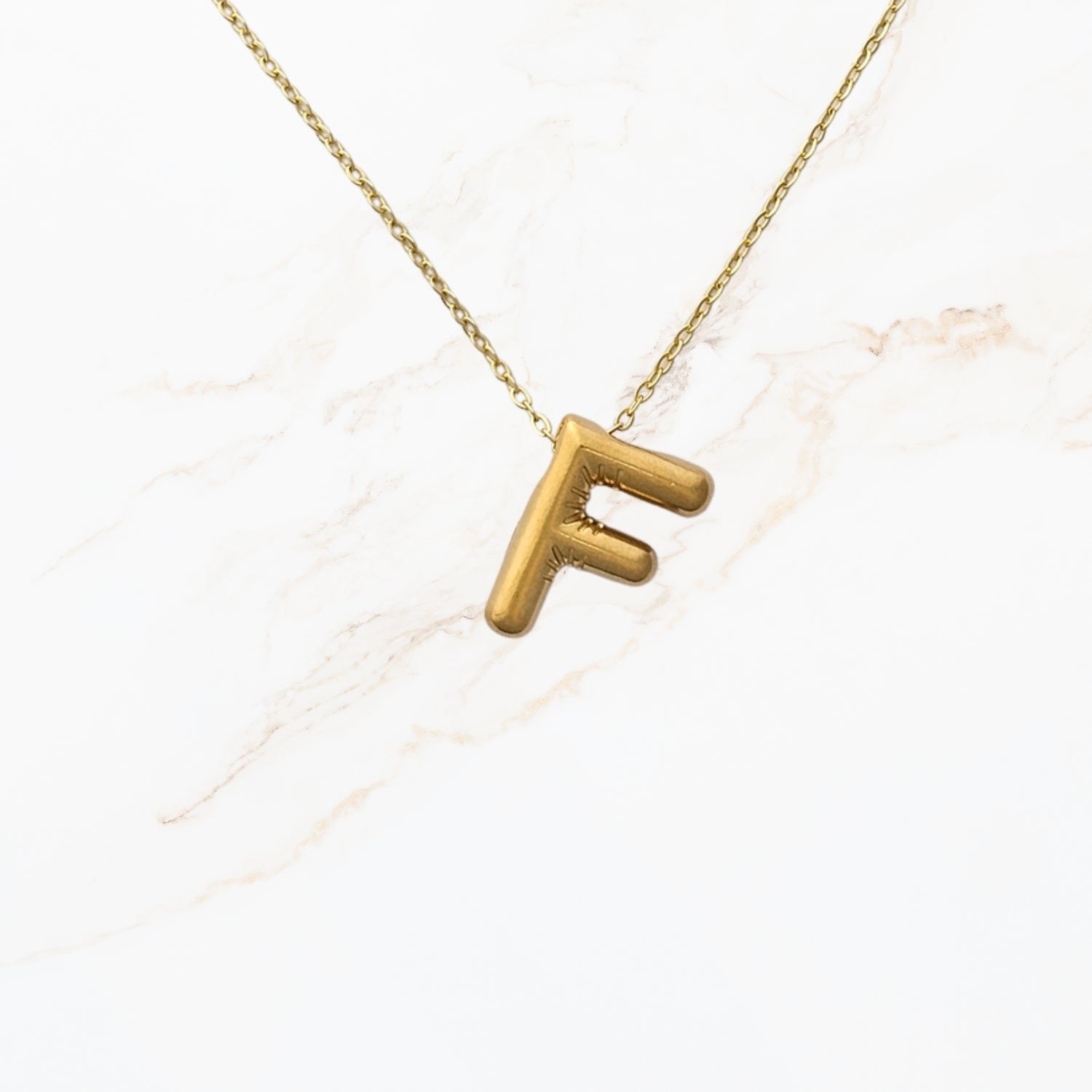 Seyso Initial Glow ketting met goudkleurige initial hanger van stainless steel, minimalistisch en waterproof