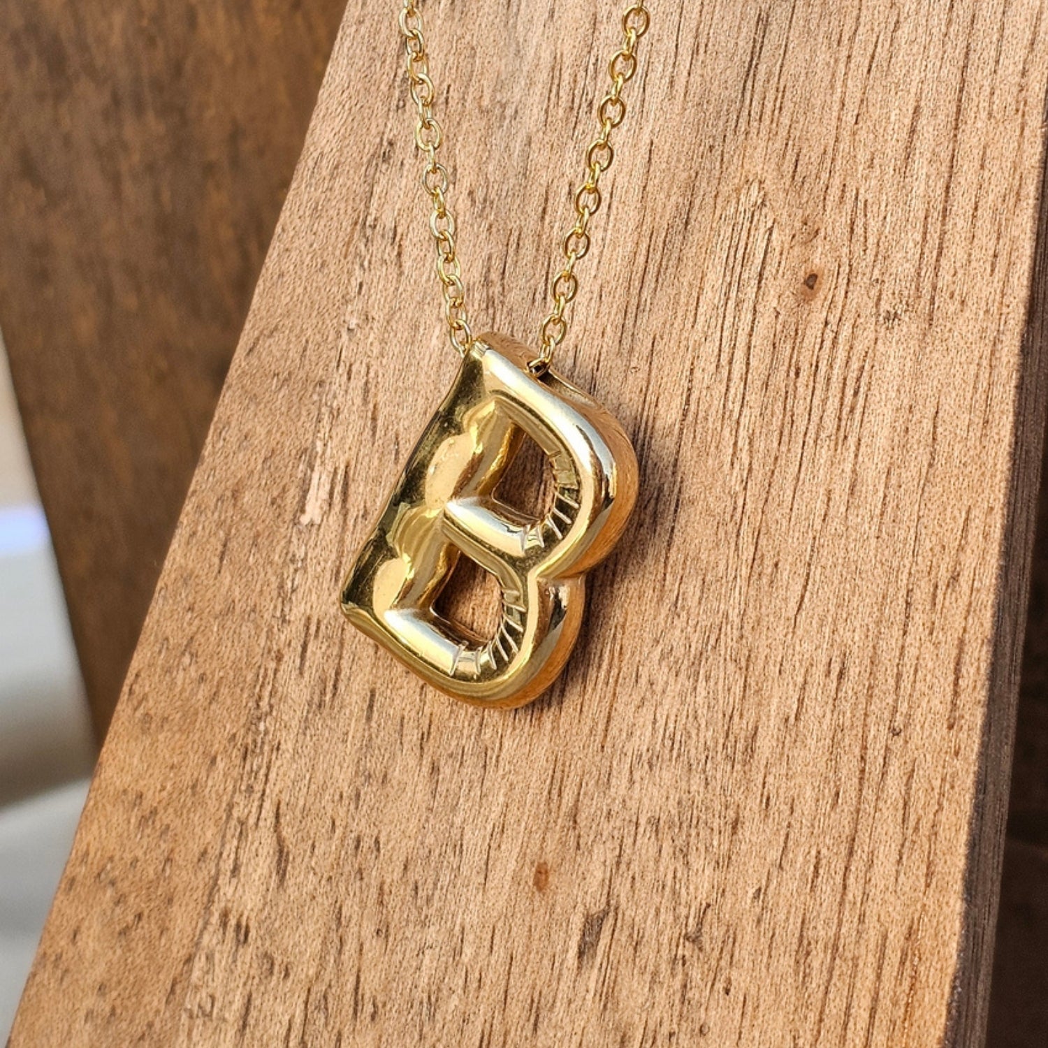 Seyso Initial Glow ketting met goudkleurige initial hanger van stainless steel, minimalistisch en waterproof