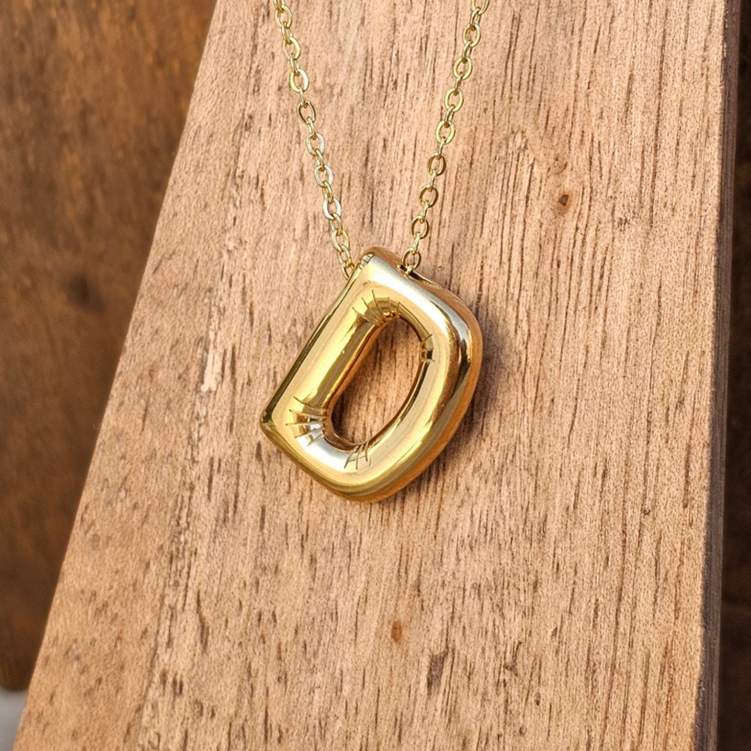 Seyso Initial Glow ketting met goudkleurige initial hanger van stainless steel, minimalistisch en waterproof