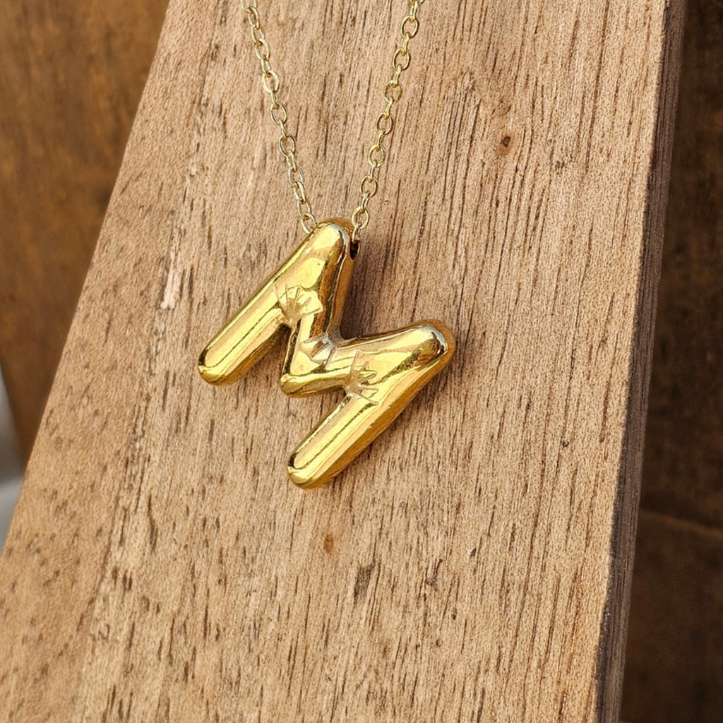 Seyso Initial Glow ketting met goudkleurige initial hanger van stainless steel, minimalistisch en waterproof