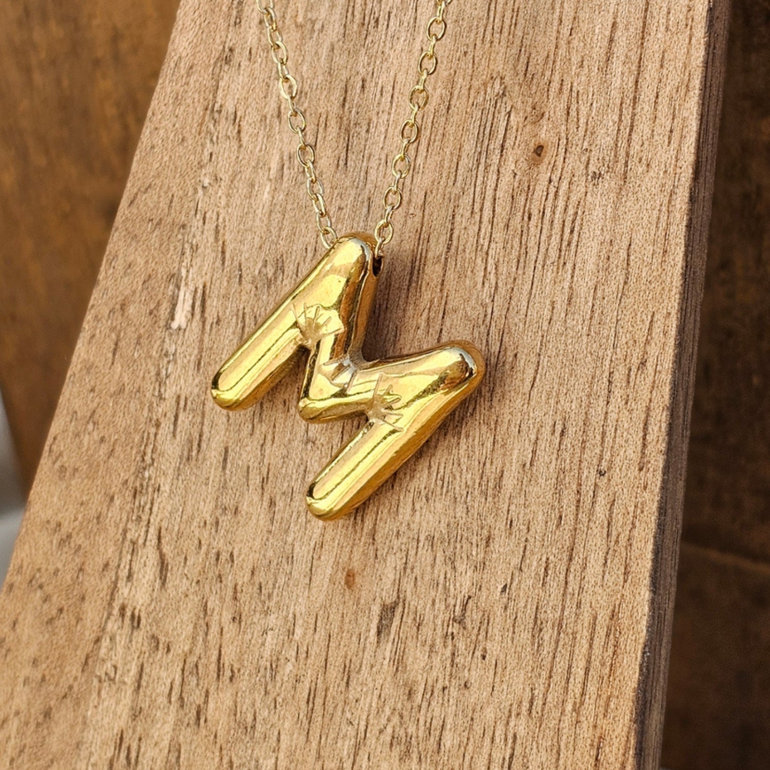 Seyso Initial Glow ketting met goudkleurige initial hanger van stainless steel, minimalistisch en waterproof