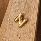 Seyso Initial Glow ketting met goudkleurige initial hanger van stainless steel, minimalistisch en waterproof