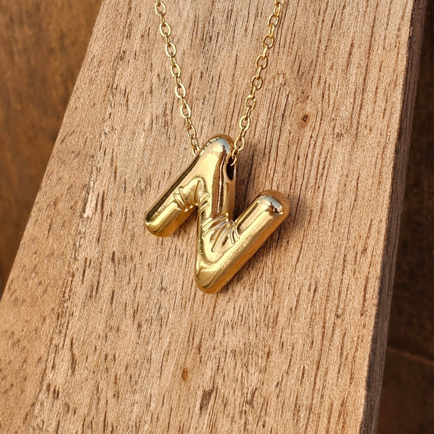 Seyso Initial Glow ketting met goudkleurige initial hanger van stainless steel, minimalistisch en waterproof