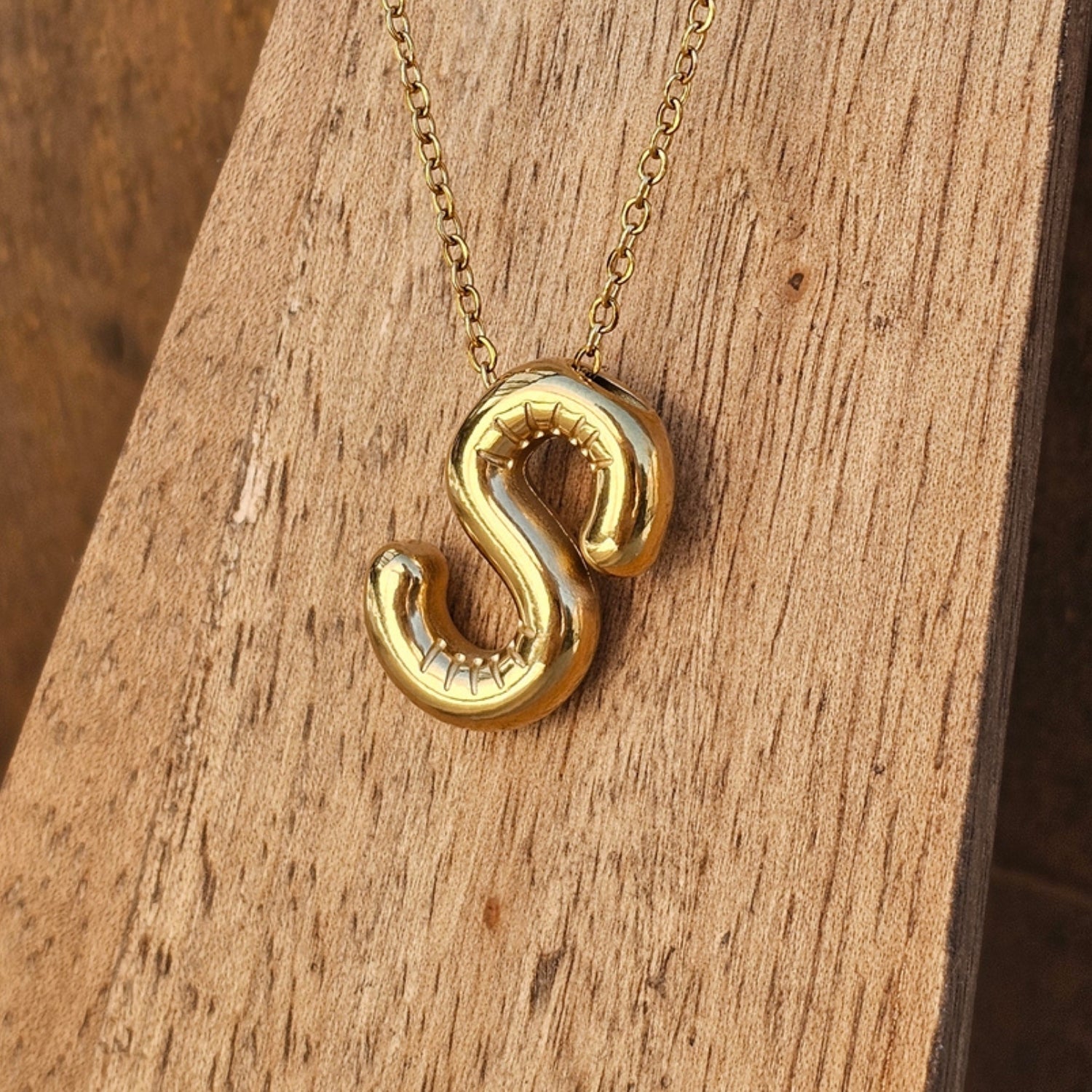 Seyso Initial Glow ketting met goudkleurige initial hanger van stainless steel, minimalistisch en waterproof