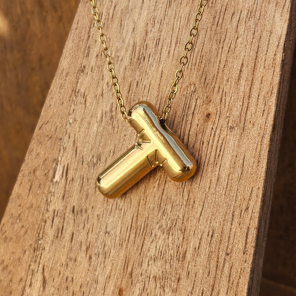 Seyso Initial Glow ketting met goudkleurige initial hanger van stainless steel, minimalistisch en waterproof