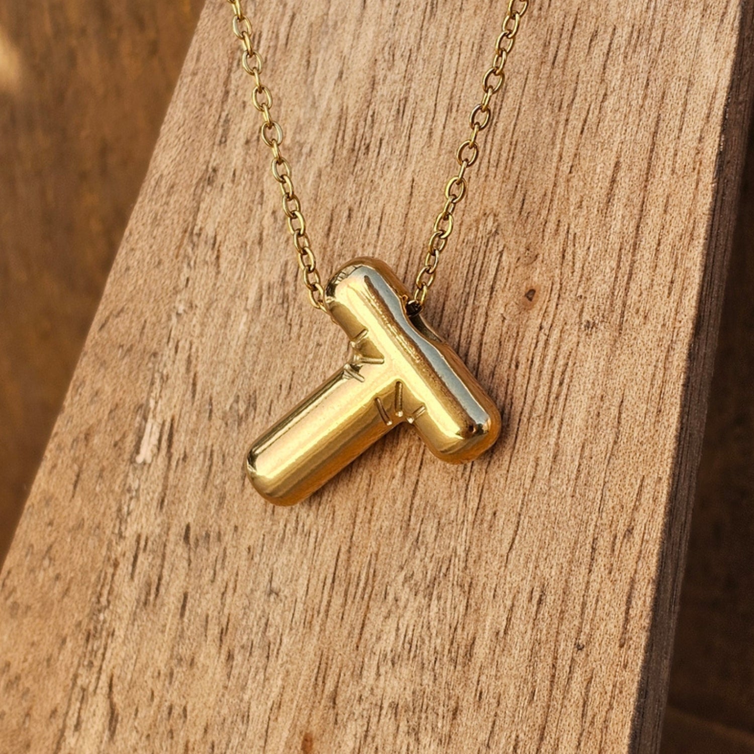 Seyso Initial Glow ketting met goudkleurige initial hanger van stainless steel, minimalistisch en waterproof