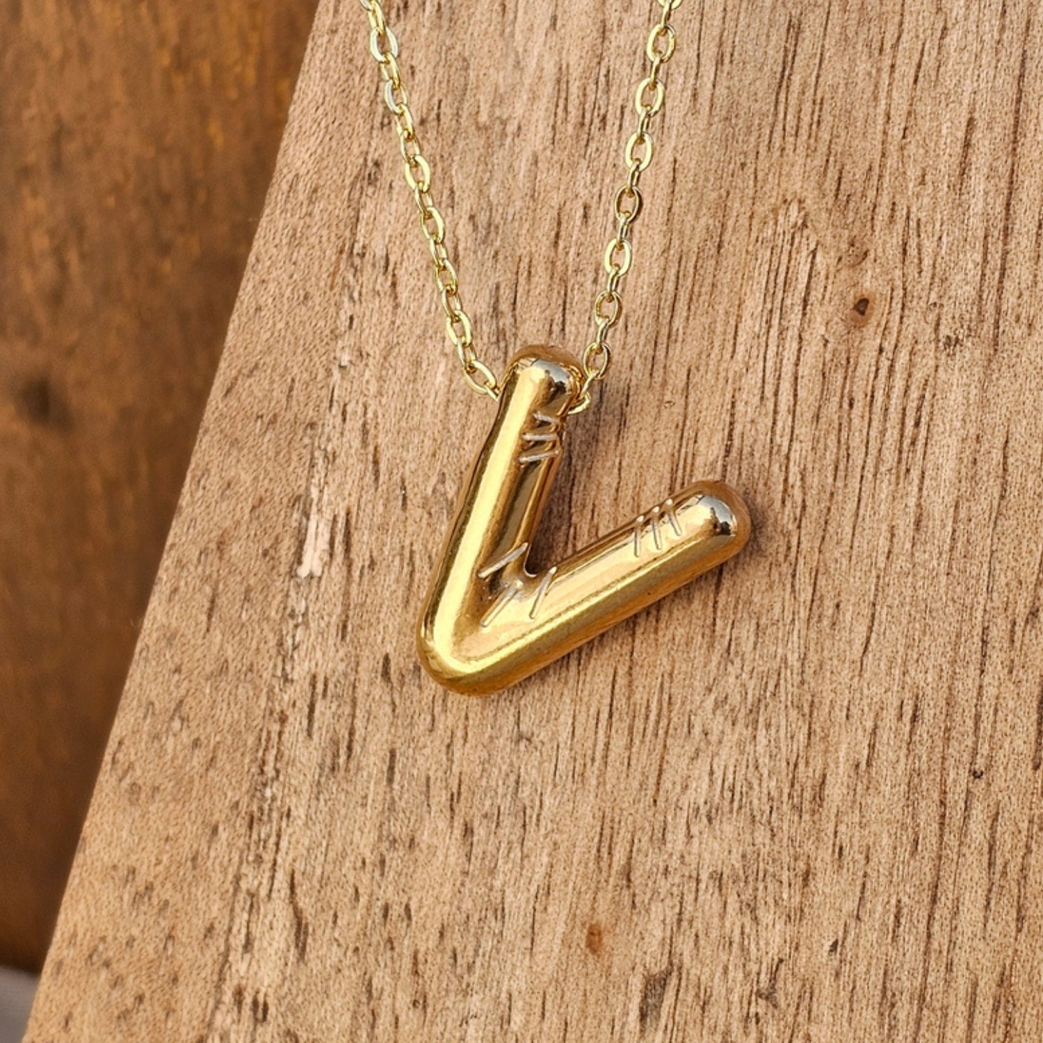 Seyso Initial Glow ketting met goudkleurige initial hanger van stainless steel, minimalistisch en waterproof