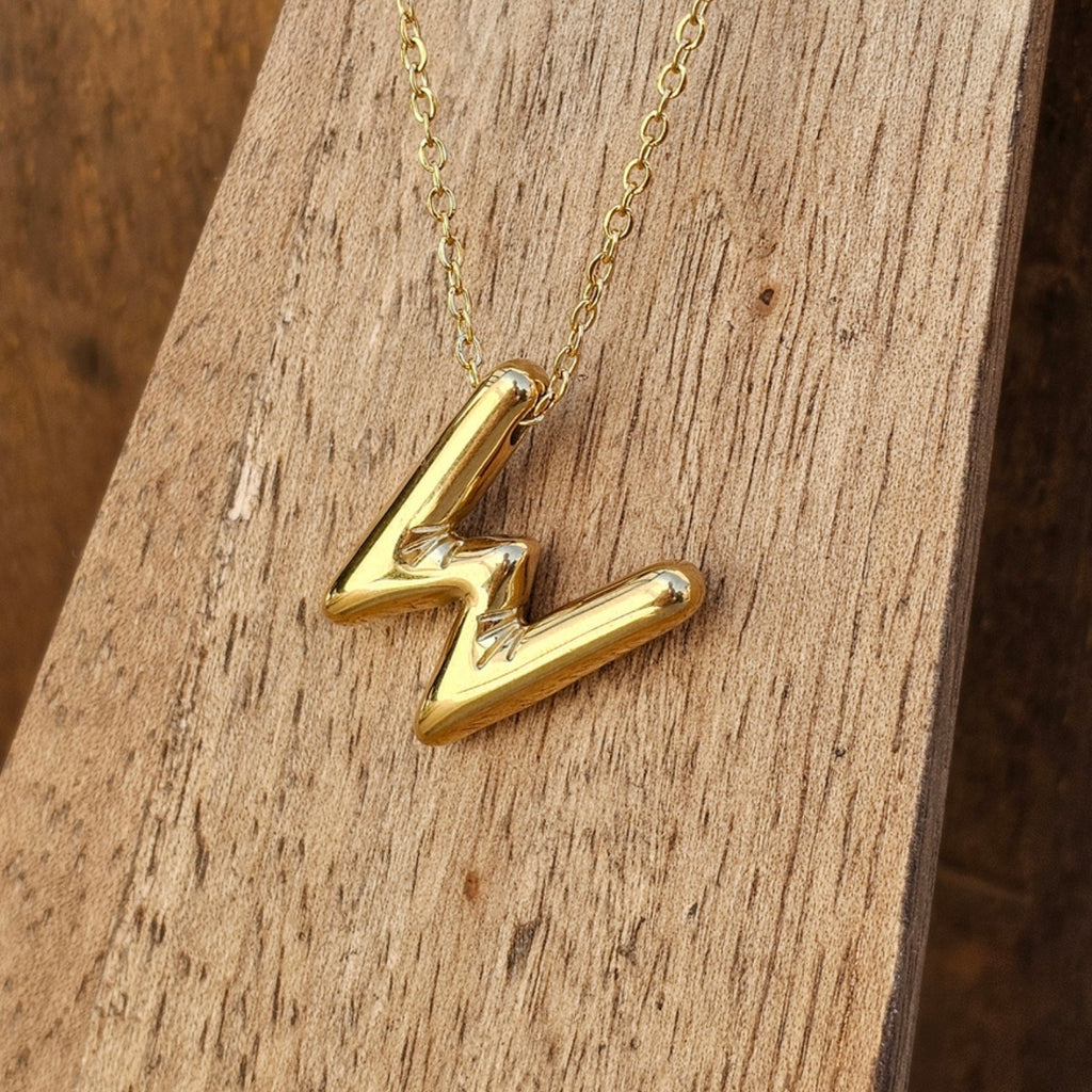 Seyso Initial Glow ketting met goudkleurige initial hanger van stainless steel, minimalistisch en waterproof