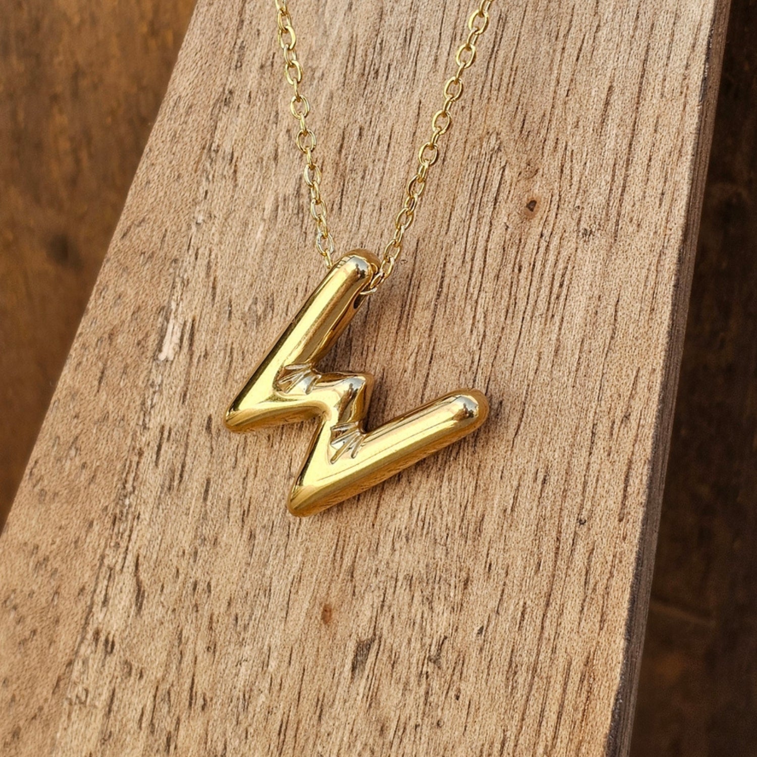Seyso Initial Glow ketting met goudkleurige initial hanger van stainless steel, minimalistisch en waterproof
