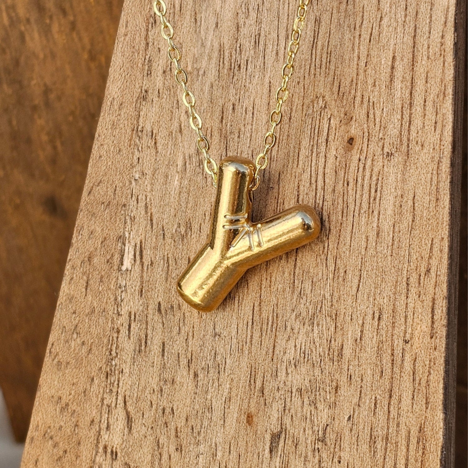 Seyso Initial Glow ketting met goudkleurige initial hanger van stainless steel, minimalistisch en waterproof