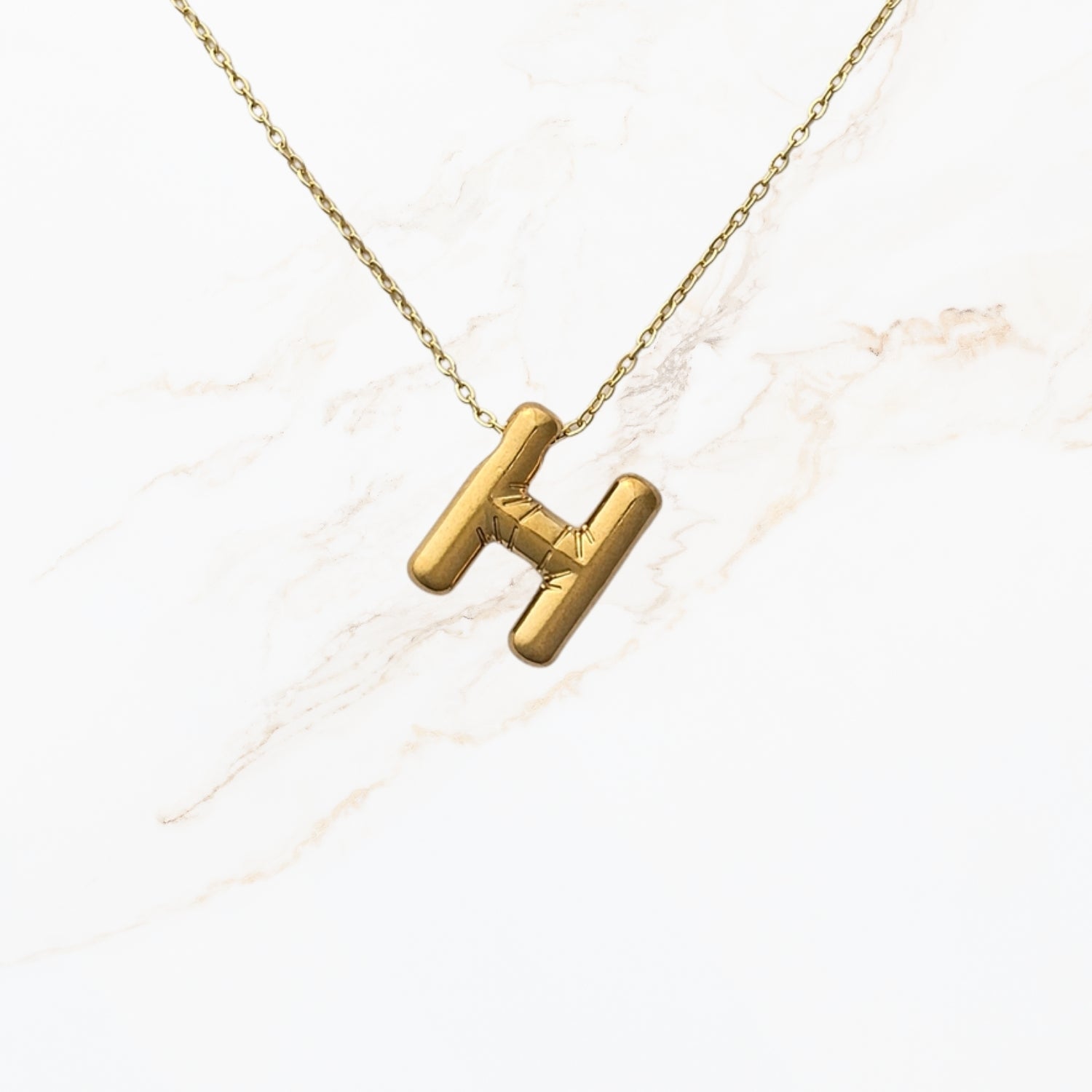 Seyso Initial Glow ketting met goudkleurige initial hanger van stainless steel, minimalistisch en waterproof