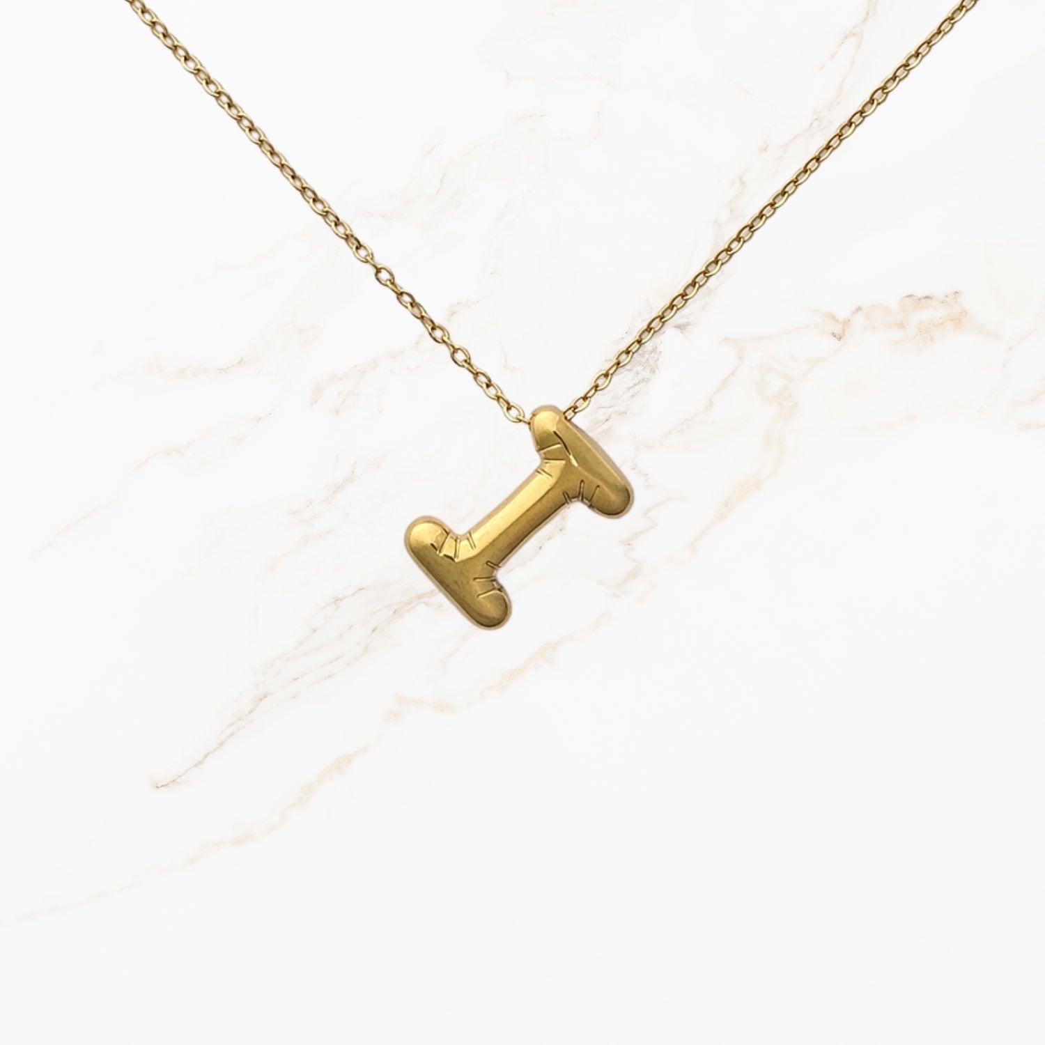 Seyso Initial Glow ketting met goudkleurige initial hanger van stainless steel, minimalistisch en waterproof