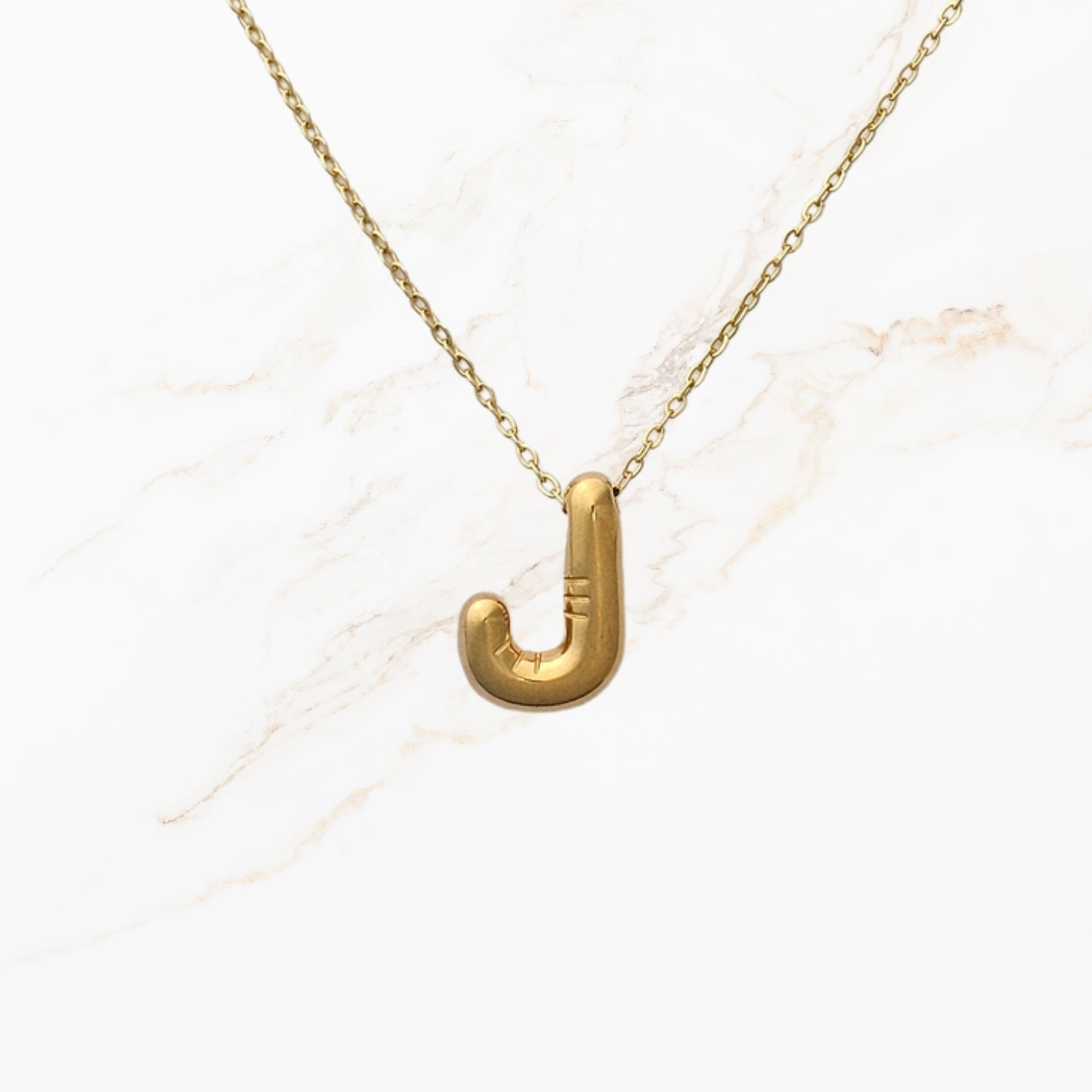 Seyso Initial Glow ketting met goudkleurige initial hanger van stainless steel, minimalistisch en waterproof