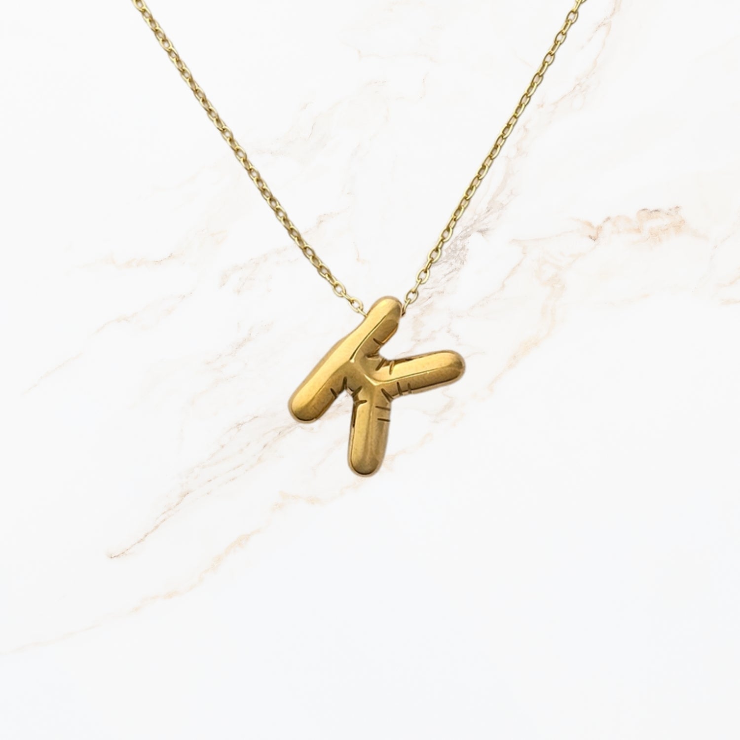 Seyso Initial Glow ketting met goudkleurige initial hanger van stainless steel, minimalistisch en waterproof