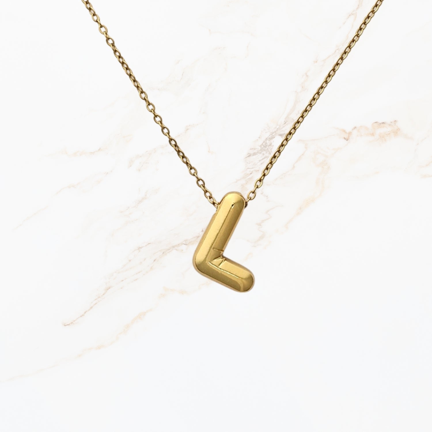 Seyso Initial Glow ketting met goudkleurige initial hanger van stainless steel, minimalistisch en waterproof