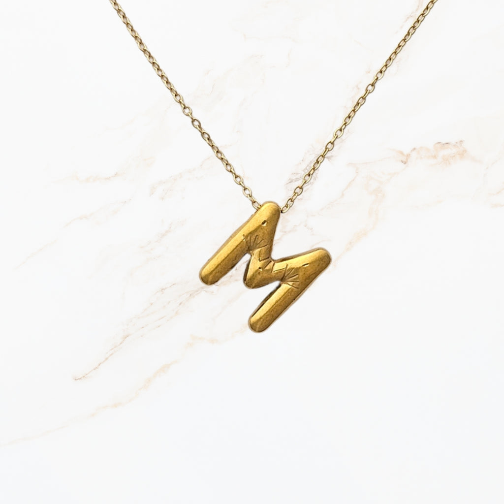 Seyso Initial Glow ketting met goudkleurige initial hanger van stainless steel, minimalistisch en waterproof