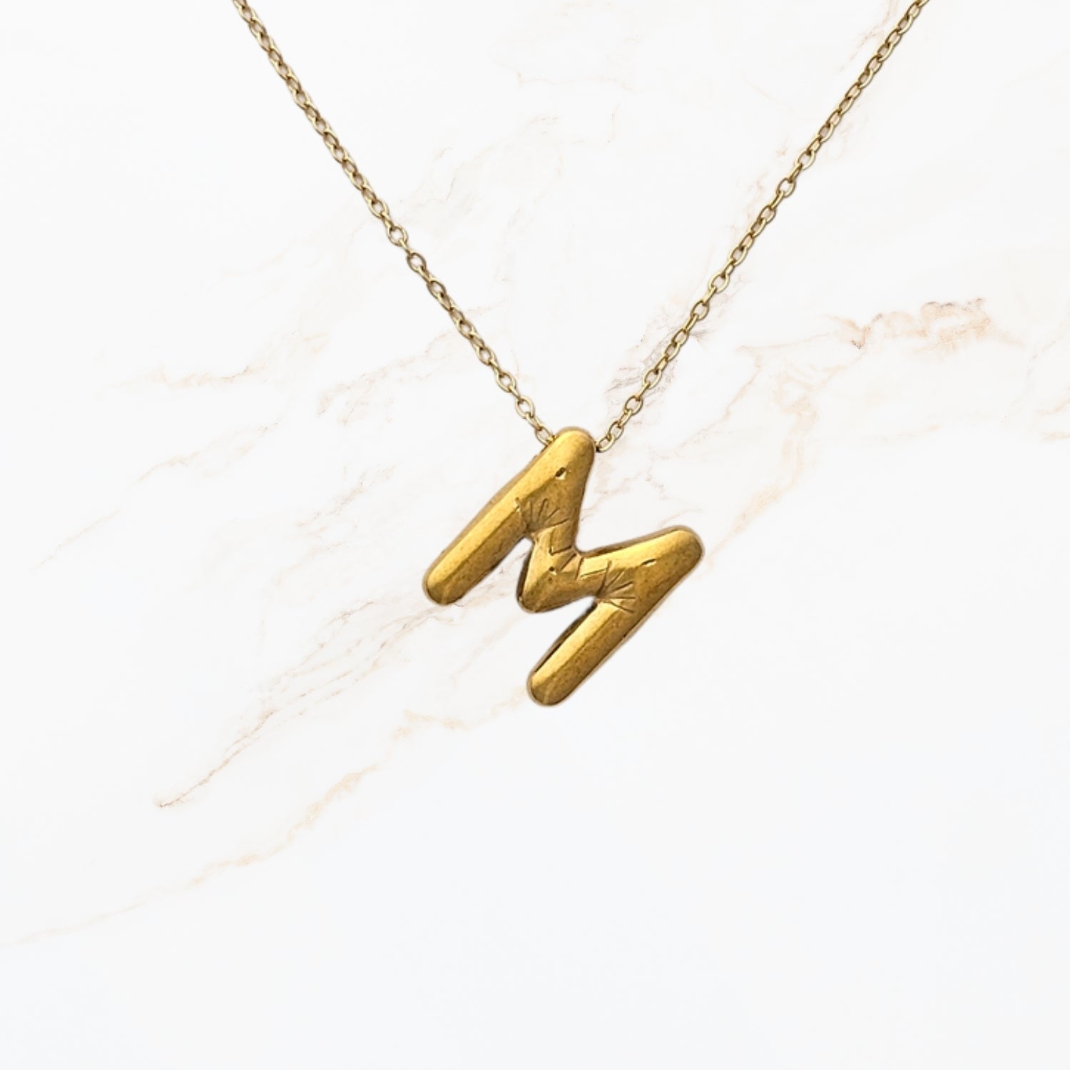 Seyso Initial Glow ketting met goudkleurige initial hanger van stainless steel, minimalistisch en waterproof
