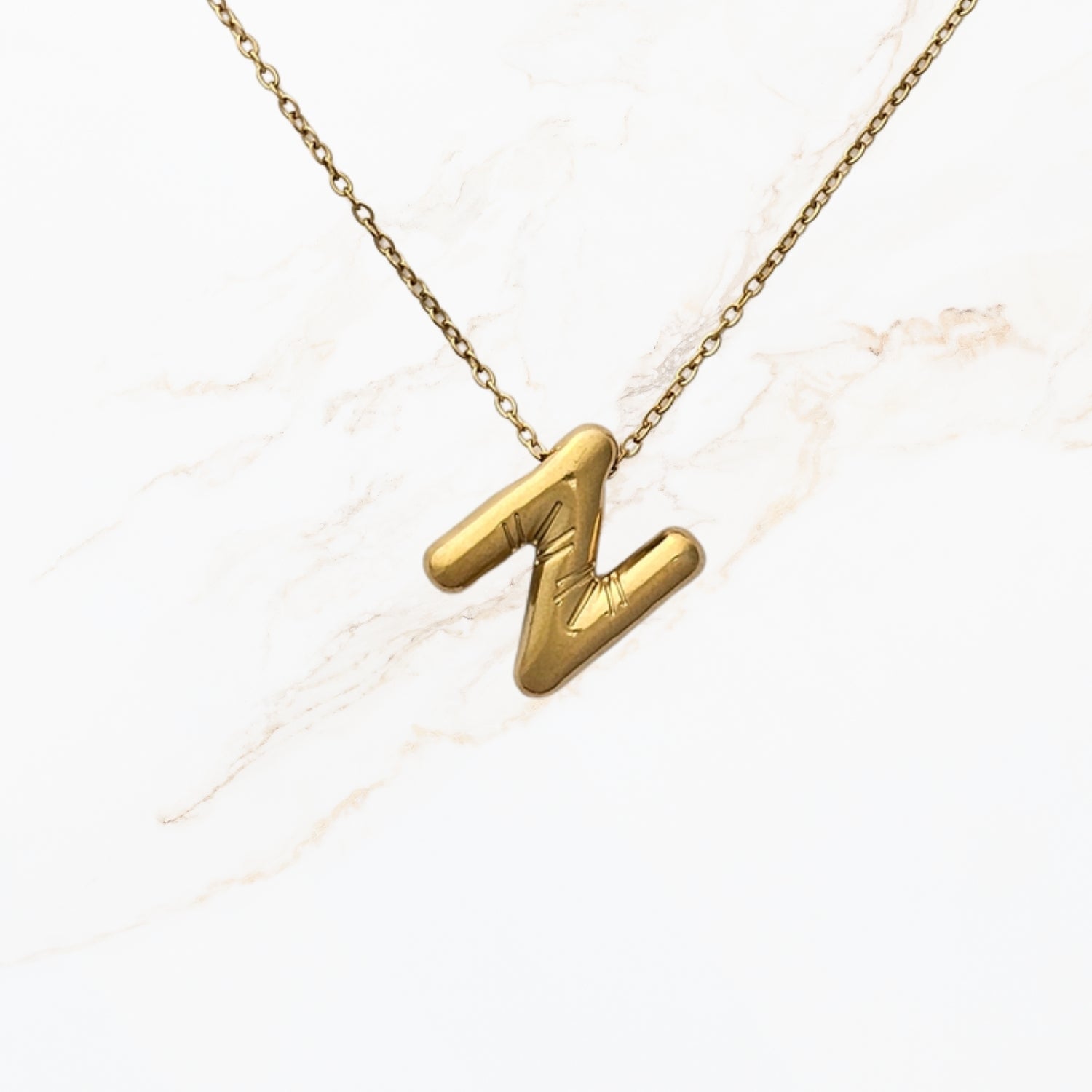 Seyso Initial Glow ketting met goudkleurige initial hanger van stainless steel, minimalistisch en waterproof