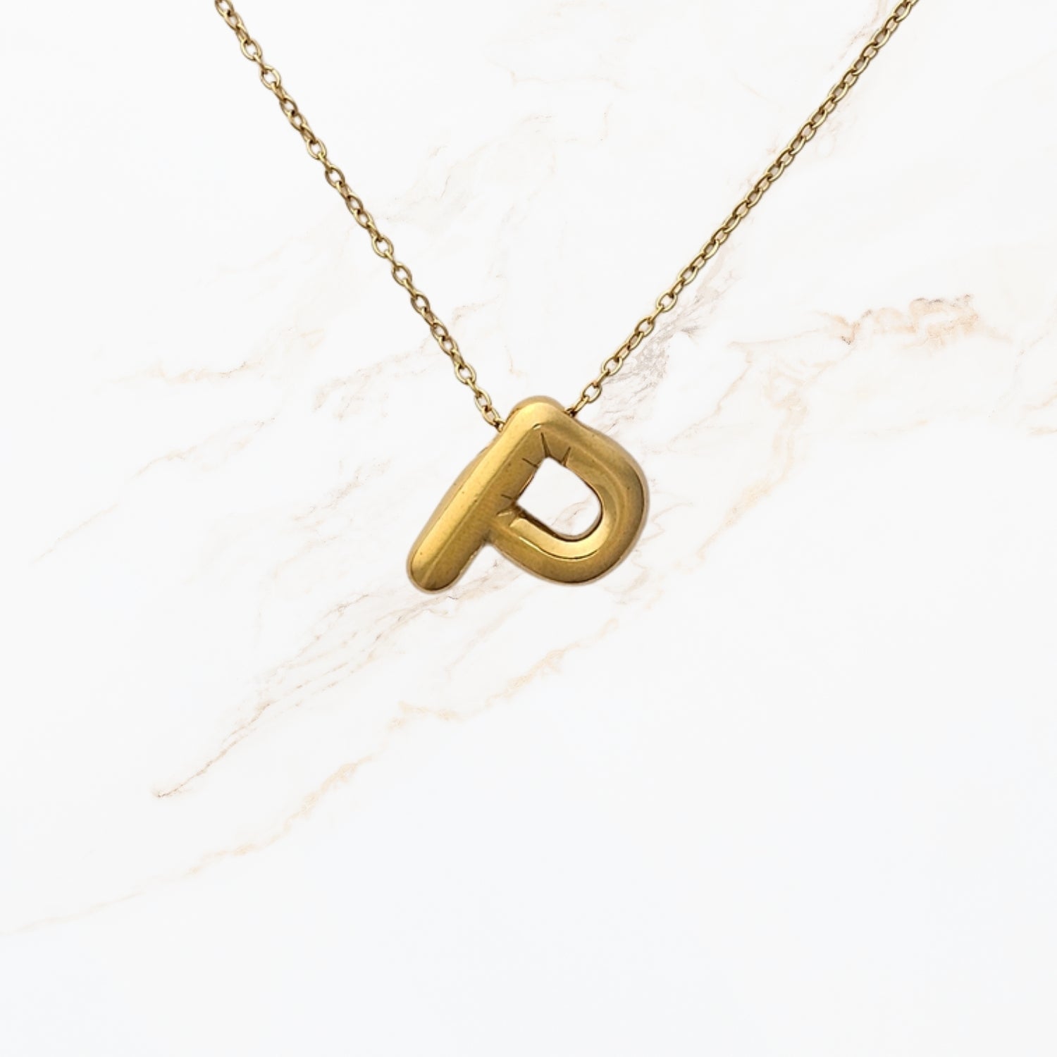 Seyso Initial Glow ketting met goudkleurige initial hanger van stainless steel, minimalistisch en waterproof