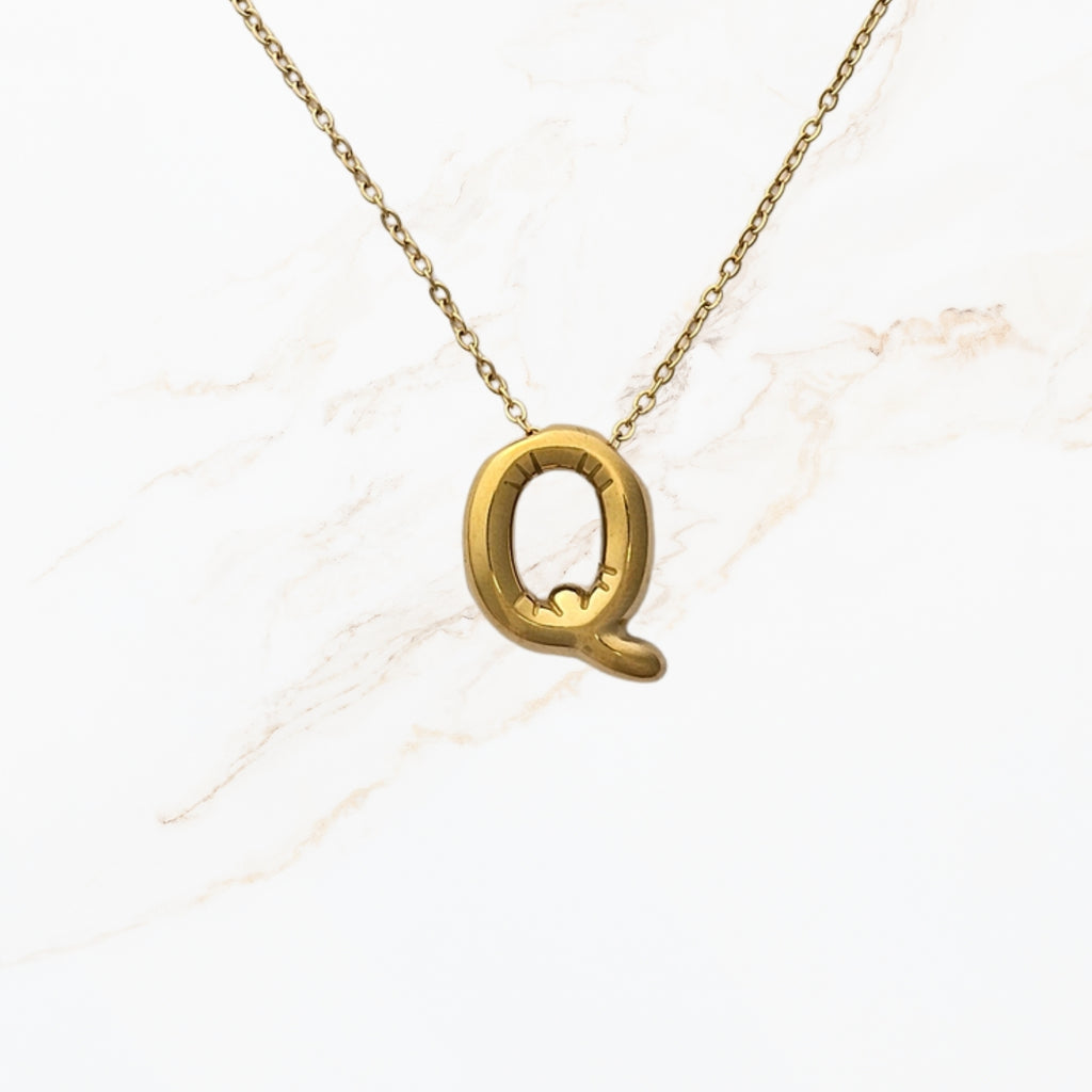 Seyso Initial Glow ketting met goudkleurige initial hanger van stainless steel, minimalistisch en waterproof