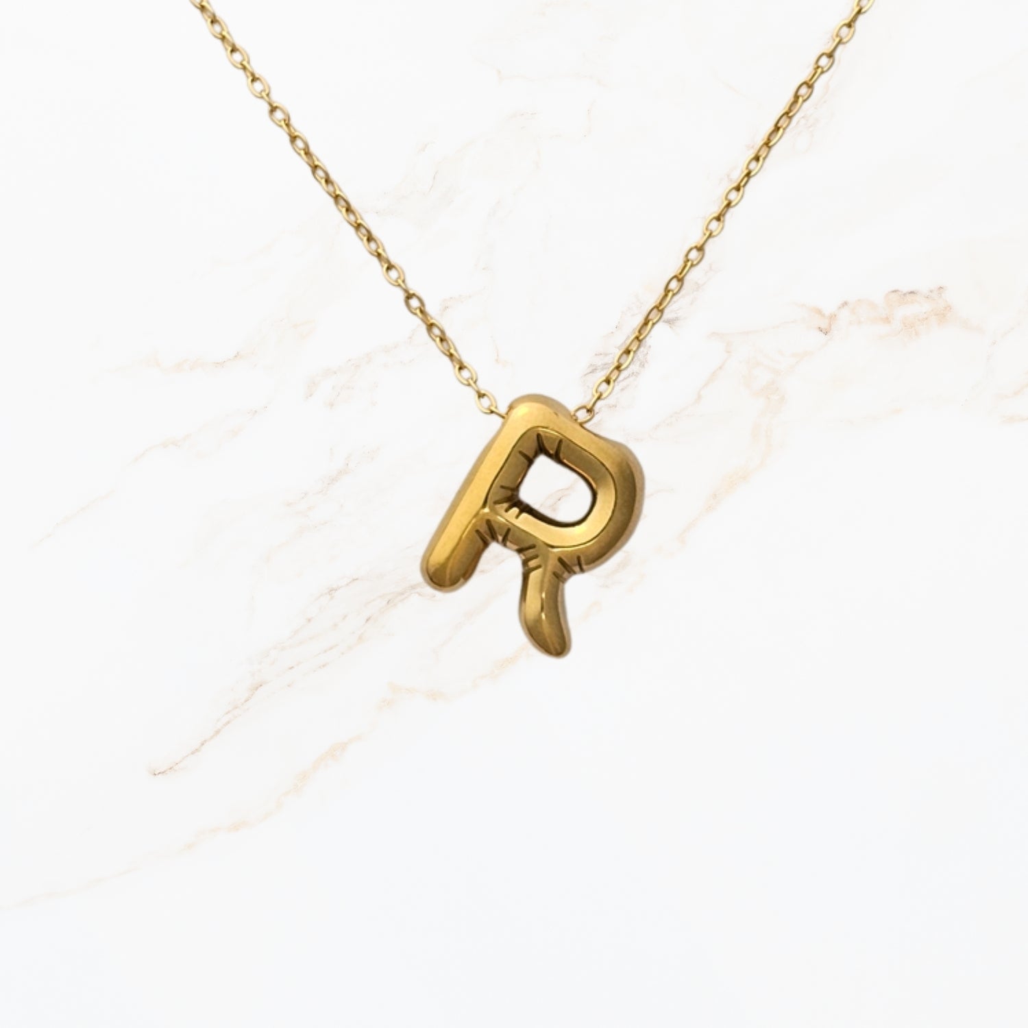 Seyso Initial Glow ketting met goudkleurige initial hanger van stainless steel, minimalistisch en waterproof