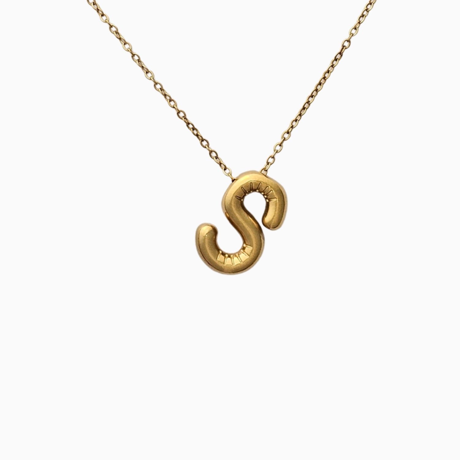 Seyso Initial Glow ketting met goudkleurige initial hanger van stainless steel, minimalistisch en waterproof