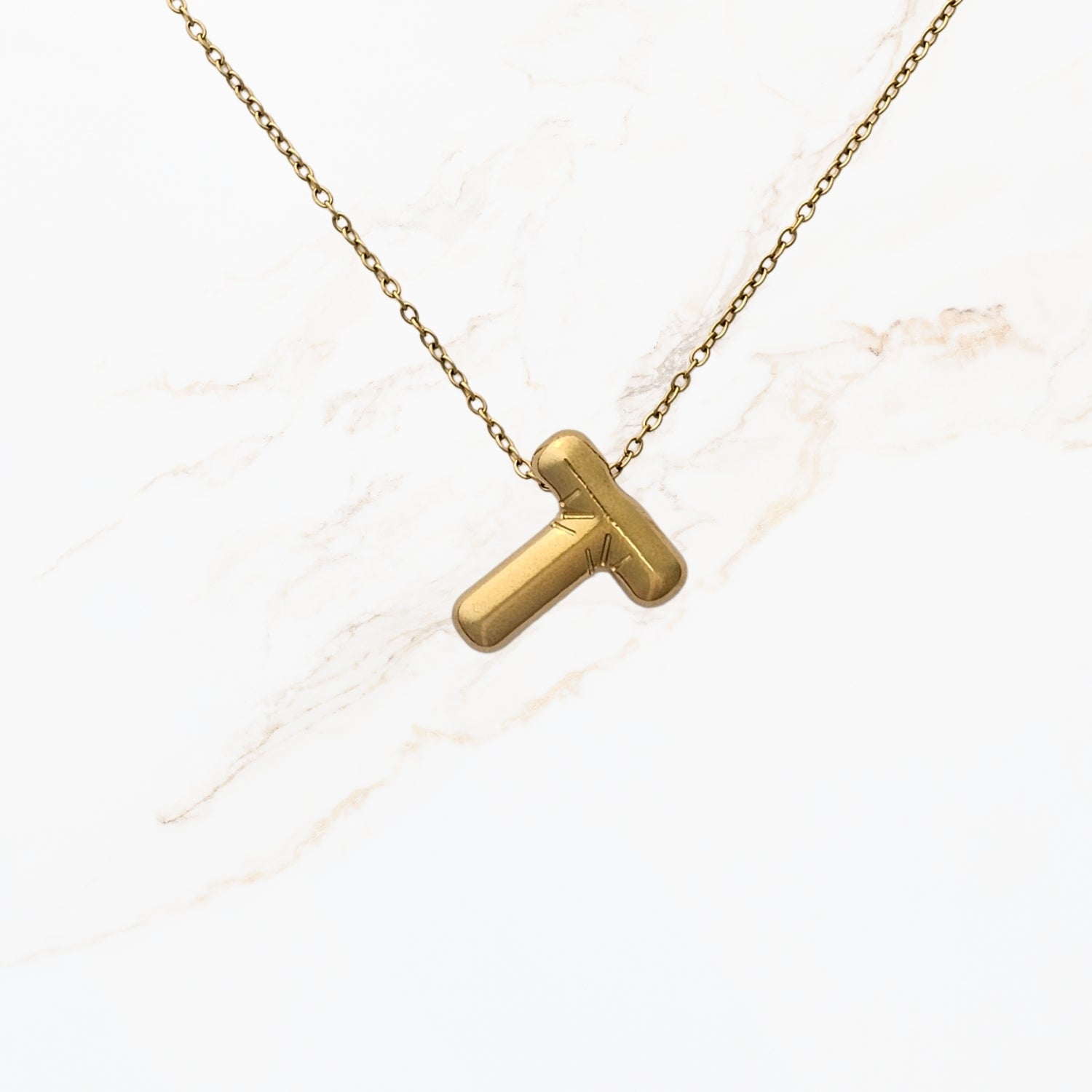 Seyso Initial Glow ketting met goudkleurige initial hanger van stainless steel, minimalistisch en waterproof