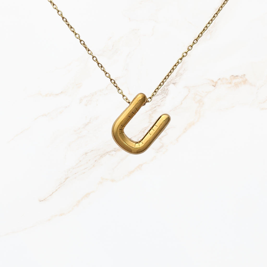 Seyso Initial Glow ketting met goudkleurige initial hanger van stainless steel, minimalistisch en waterproof
