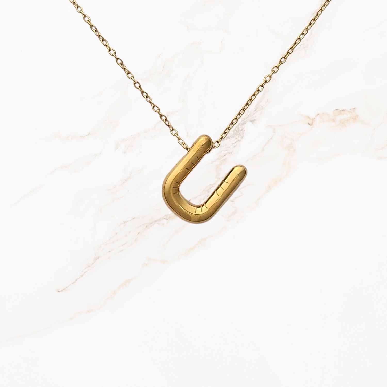 Seyso Initial Glow ketting met goudkleurige initial hanger van stainless steel, minimalistisch en waterproof