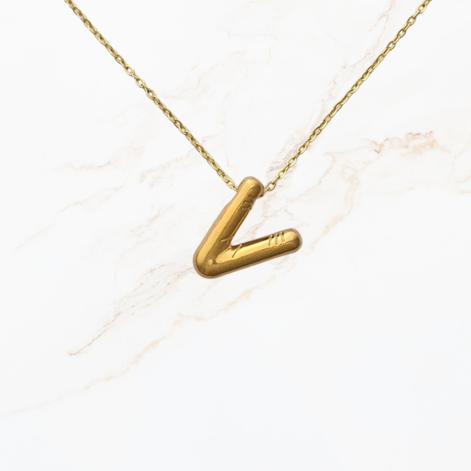 Seyso Initial Glow ketting met goudkleurige initial hanger van stainless steel, minimalistisch en waterproof