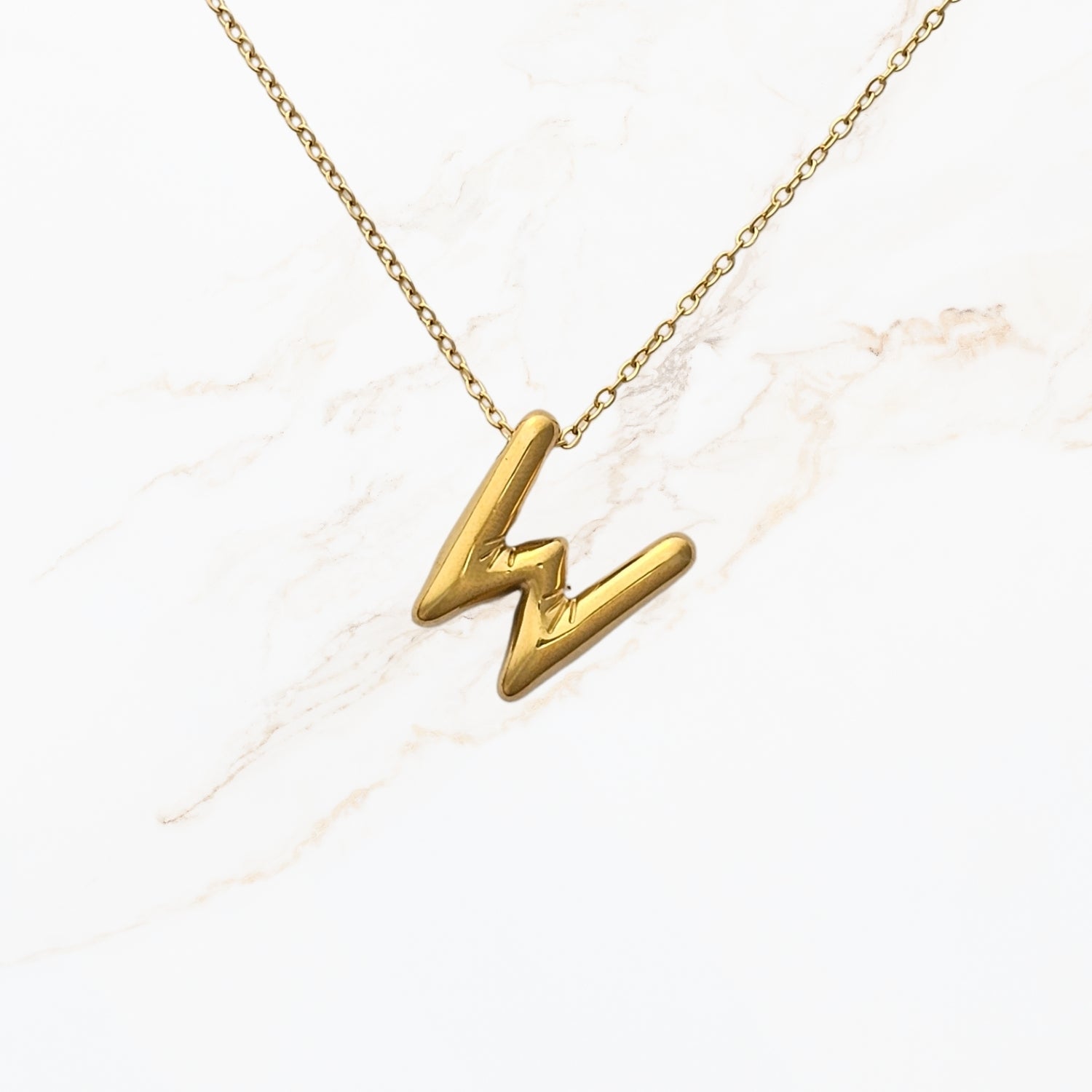 Seyso Initial Glow ketting met goudkleurige initial hanger van stainless steel, minimalistisch en waterproof