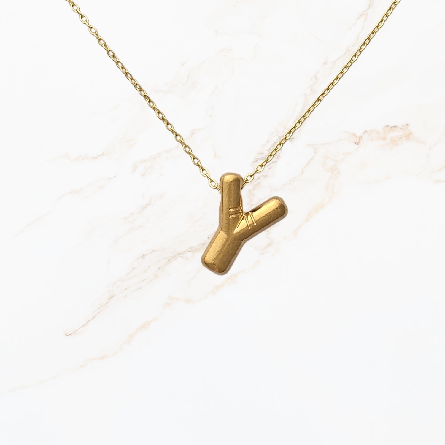 Seyso Initial Glow ketting met goudkleurige initial hanger van stainless steel, minimalistisch en waterproof