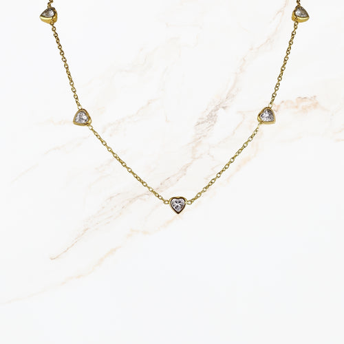 Goudkleurige stainless steel schakelketting van 45 cm plus 5 cm met kleine hartvormige steentjes