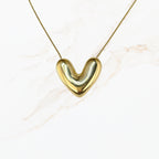 Goudkleurige stainless steel slangketting van 45 cm plus 5 cm met volle hartvormige hanger