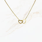 Goudkleurige stainless steel schakelketting van 45 cm plus 5 cm met twee verbonden hartvormige hangers