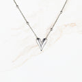 Zilverkleurige stainless steel bolletjes ketting van 45 cm plus 5 cm met puntige hartvormige hanger