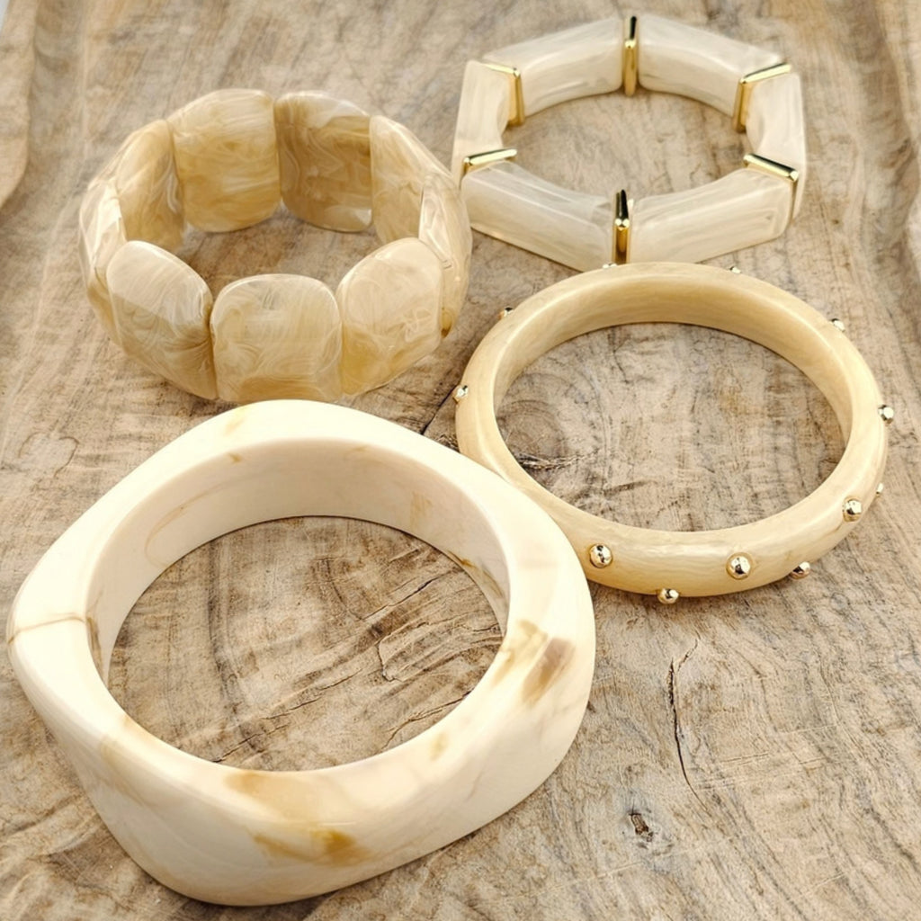 Crème marmerlook statement bangle als stijlvol cadeau voor haar