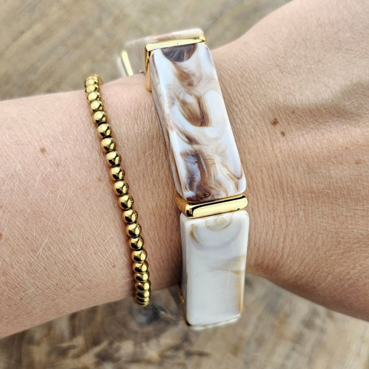 Wit bruine marmerlook armband voor dames met elegante gouden accenten