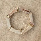 Elastische crème bruine armband met gouden details als cadeau voor haar