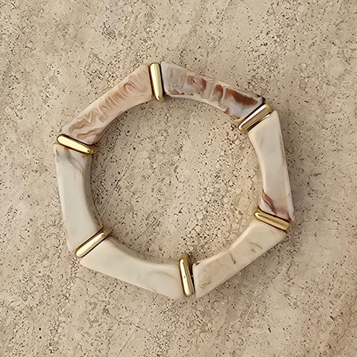 Elastische crème bruine armband met gouden details als cadeau voor haar