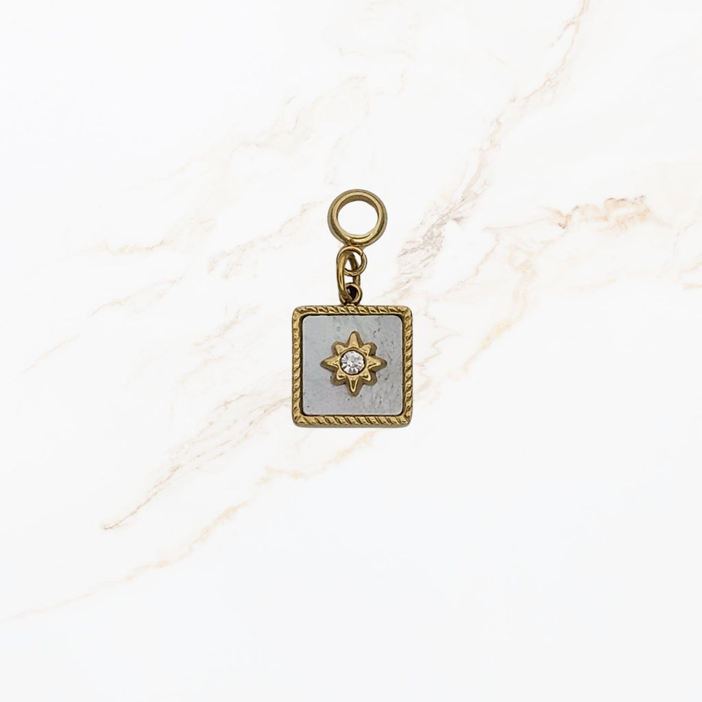 Seyso goudkleurige vierkante bedel met parelmoer midden en sterdetail met steentje, verfijnd design met RVS oogje voor persoonlijke sieraden