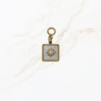 Seyso goudkleurige vierkante bedel met parelmoer midden en sterdetail met steentje, verfijnd design met RVS oogje voor persoonlijke sieraden