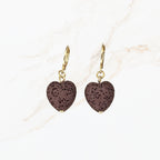 Goudkleurige oorbellen met hartvormige lavasteen, minimalistisch en natuurlijk design