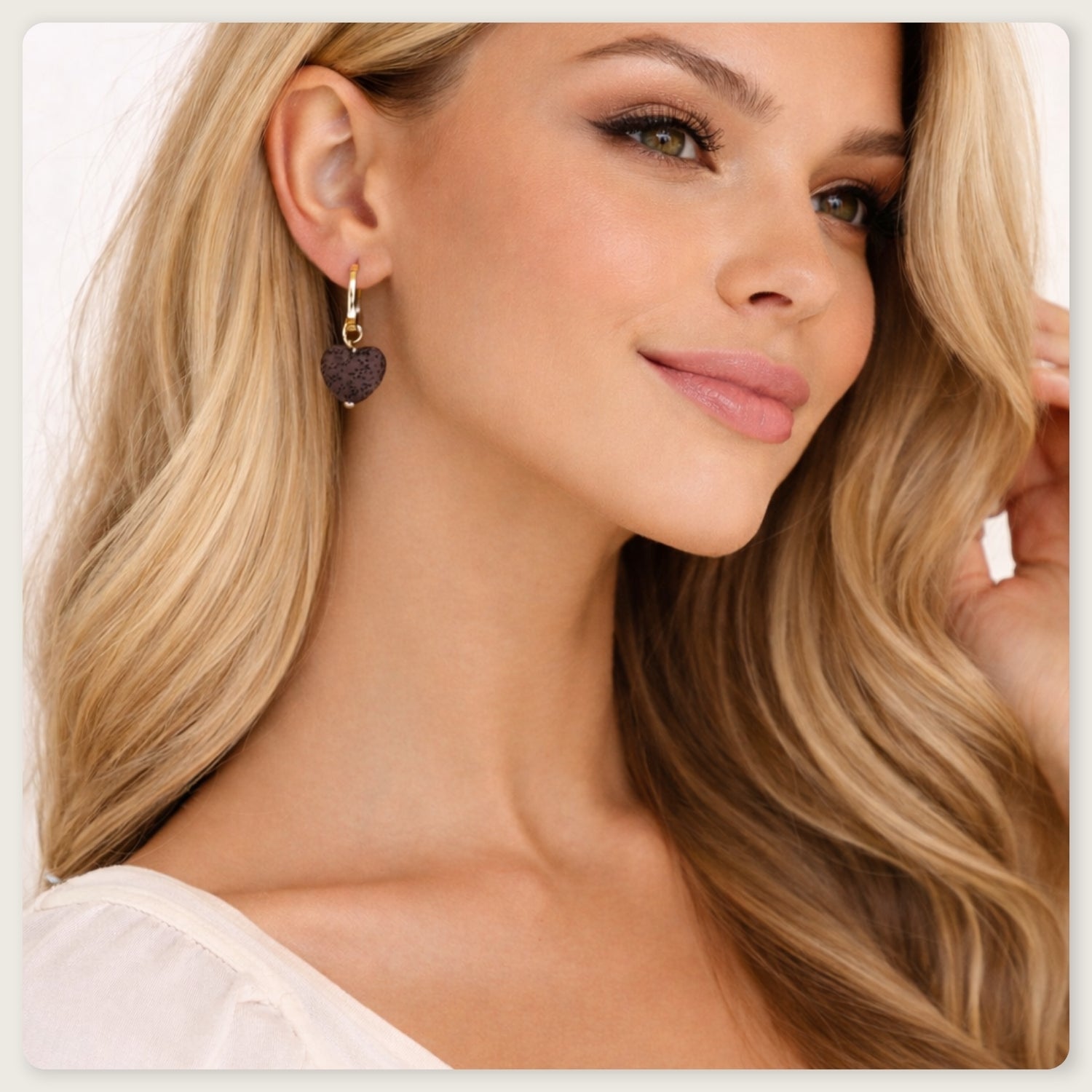 Goudkleurige oorbellen met hartvormige lavasteen, minimalistisch en natuurlijk design