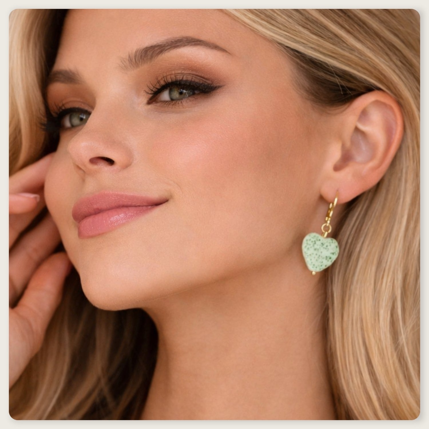 Seyso mintgroene hartvormige lavasteen oorbellen met goudkleurige stainless steel haakjes en natuurlijke structuur in fris en vrouwelijk design.