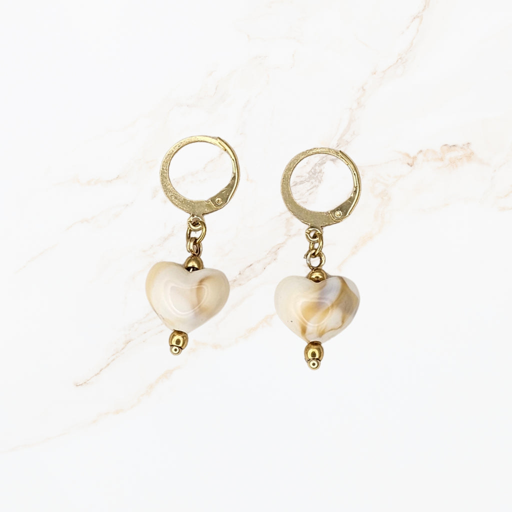 Seyso hartvormige agaat oorbellen met goudkleurige stainless steel hoops en zachte beige natuursteen in elegant en tijdloos design.
