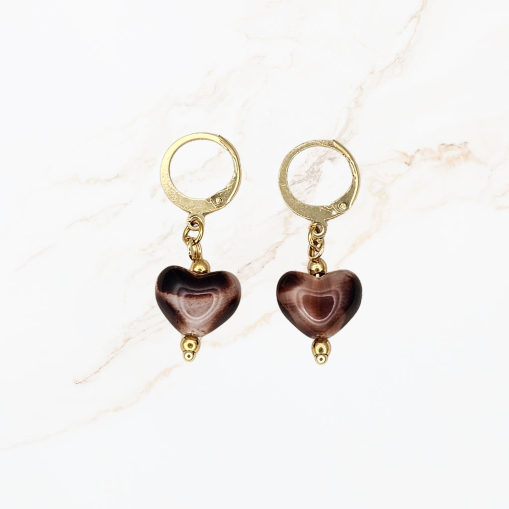 Seyso hartvormige agaat oorbellen in mokka bruintinten met goudkleurige stainless steel hoops en natuurlijke steenstructuur in warm elegant design.