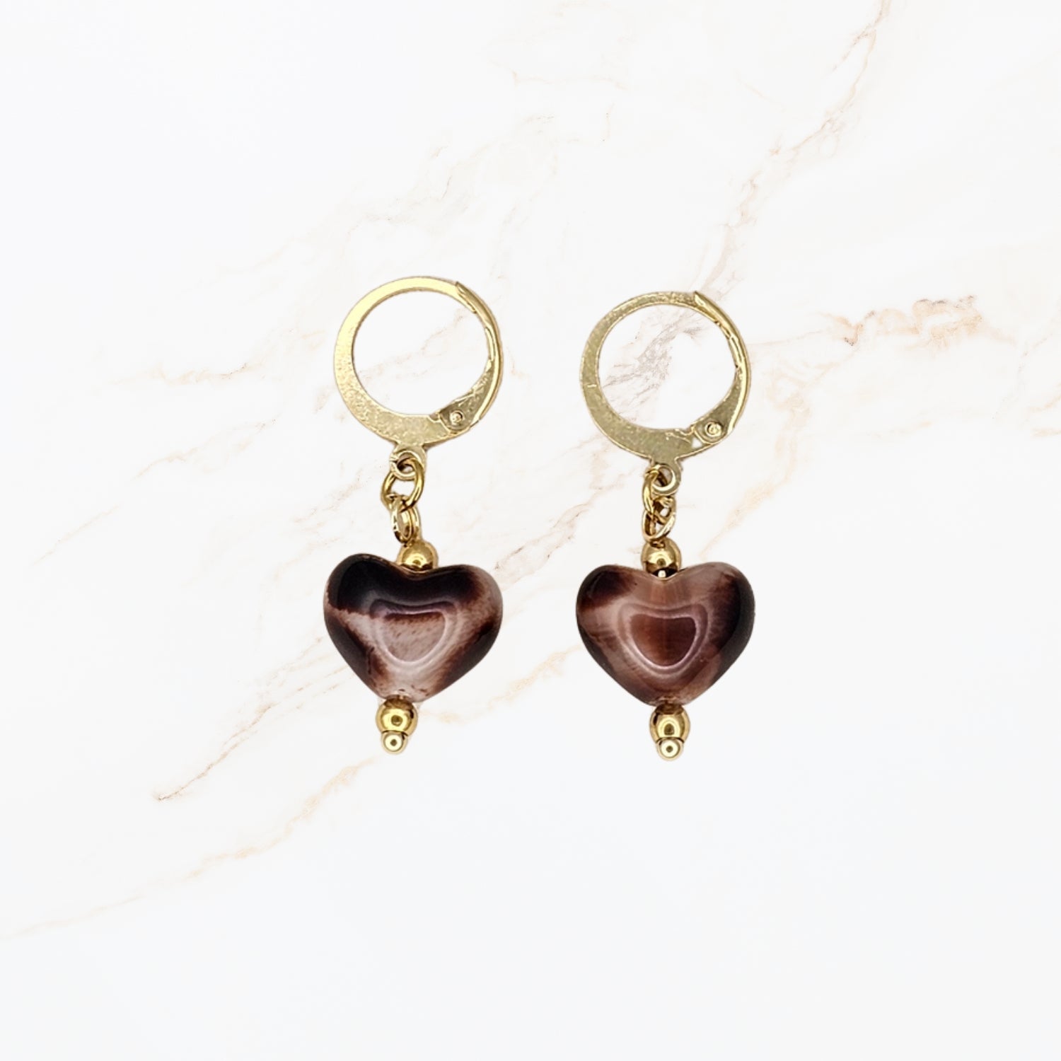 Seyso hartvormige agaat oorbellen in mokka bruintinten met goudkleurige stainless steel hoops en natuurlijke steenstructuur in warm elegant design.