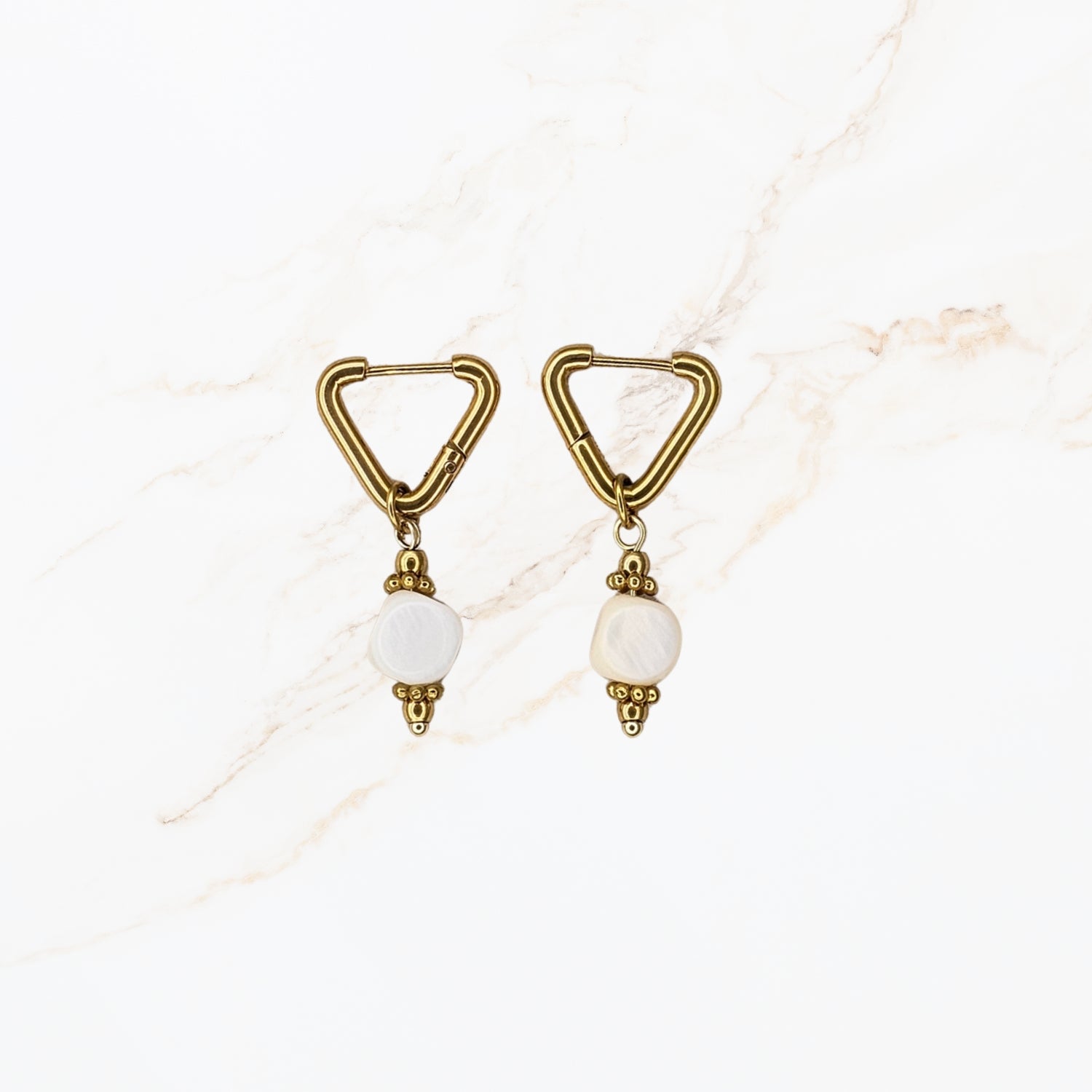 Seyso goudkleurige stainless steel driehoek oorbellen met witte natuursteen kraal in modern en minimalistisch design.